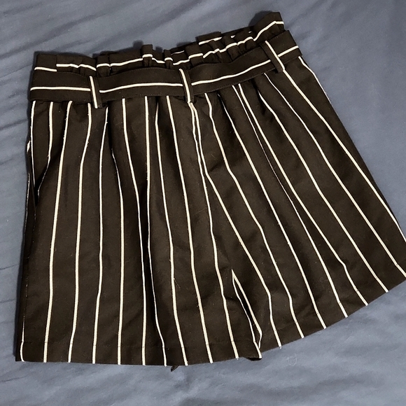 FOREVER 21 Striped Dress Shorts Black/White Size XS - Picture 3 of 3
